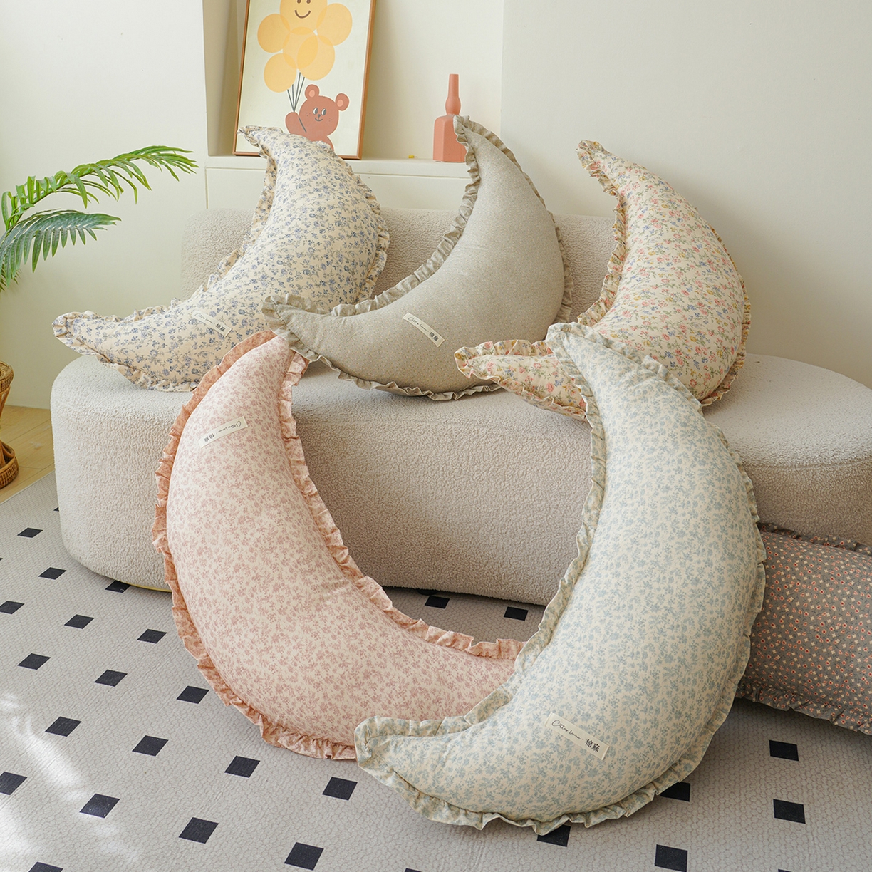 91家纺网 家纺一手货源 找家纺 蔻眠 棉麻花边款多功能月亮长抱枕夹腿抱枕芯月亮枕头 主图