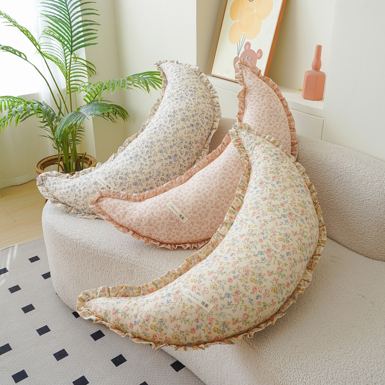 91家纺网 家纺一手货源 找家纺 蔻眠 棉麻花边款多功能月亮长抱枕夹腿抱枕芯月亮枕头 主图