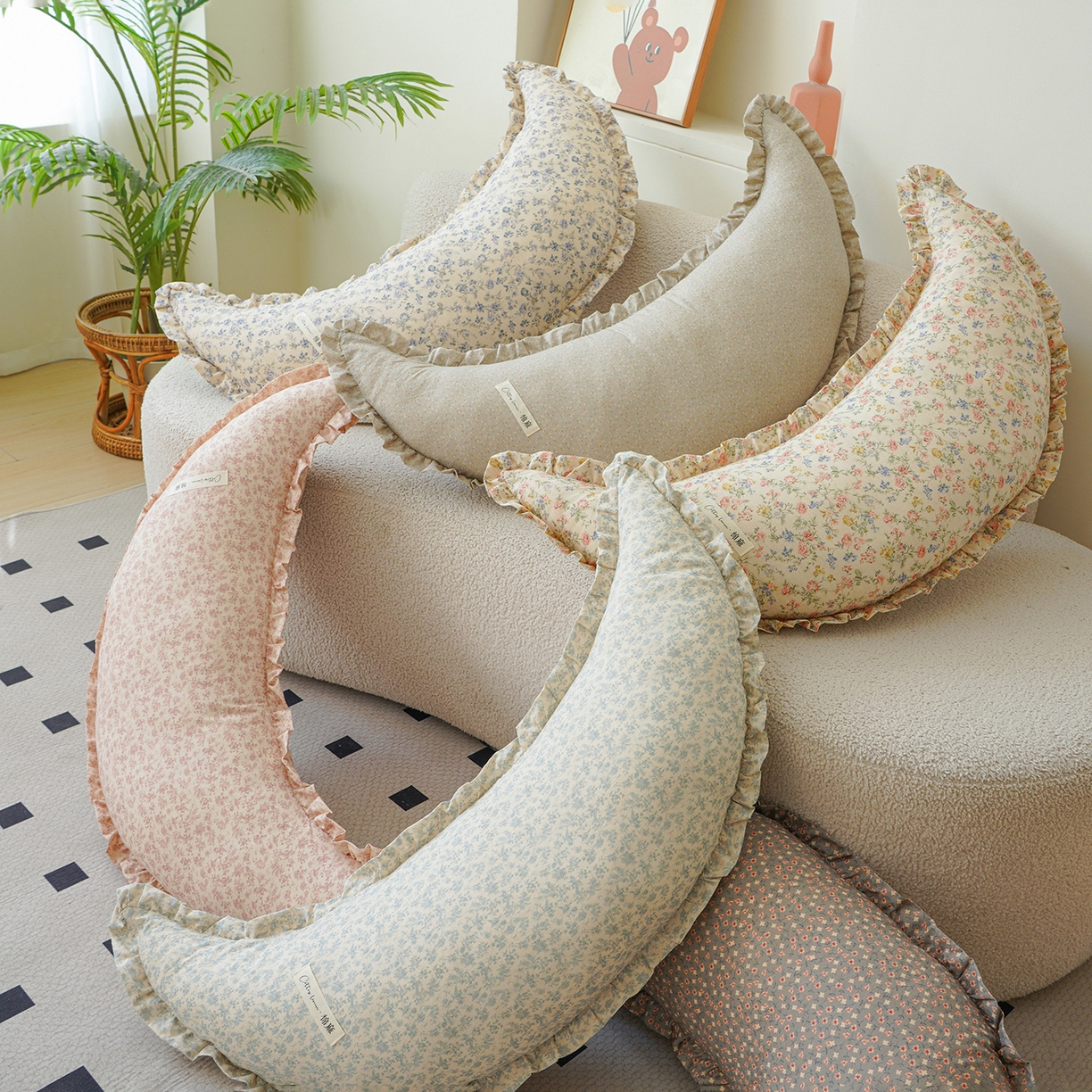 91家纺网 家纺一手货源 找家纺 蔻眠 棉麻花边款多功能月亮长抱枕夹腿抱枕芯月亮枕头 主图