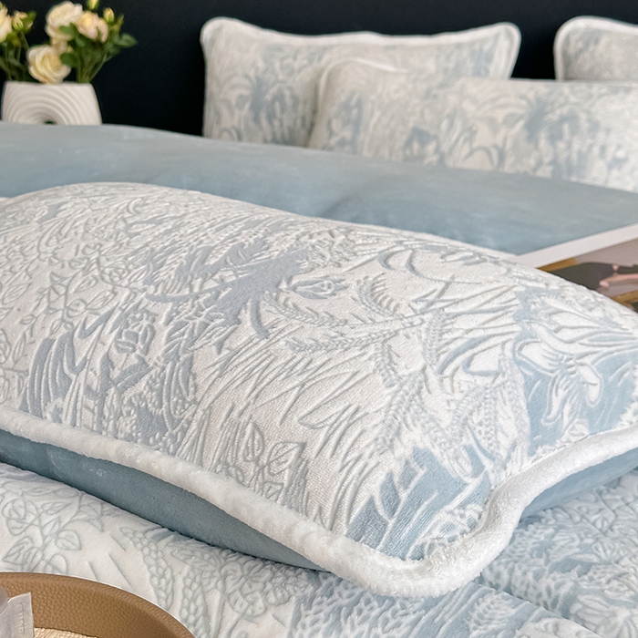 91家纺网 家纺一手货源 找家纺 莱越家纺 2025新款牛奶雕花绒四件套 田园小鹿-蓝