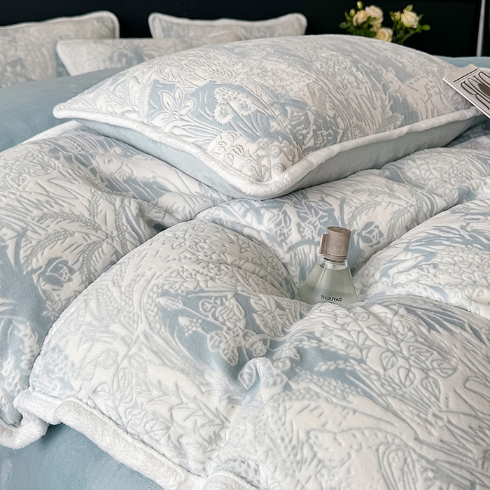 91家纺网 家纺一手货源 找家纺 莱越家纺 2025新款牛奶雕花绒四件套 田园小鹿-蓝