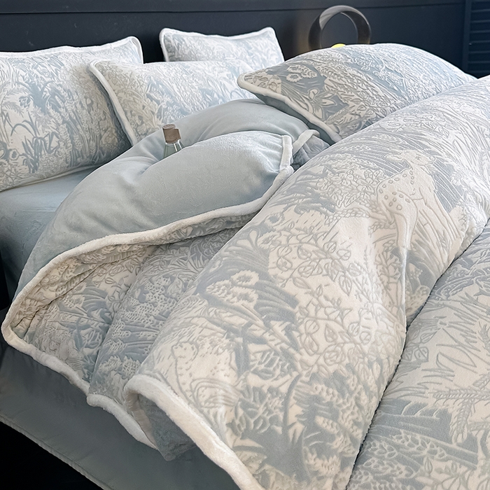 91家纺网 家纺一手货源 找家纺 莱越家纺 2025新款牛奶雕花绒四件套 田园小鹿-蓝