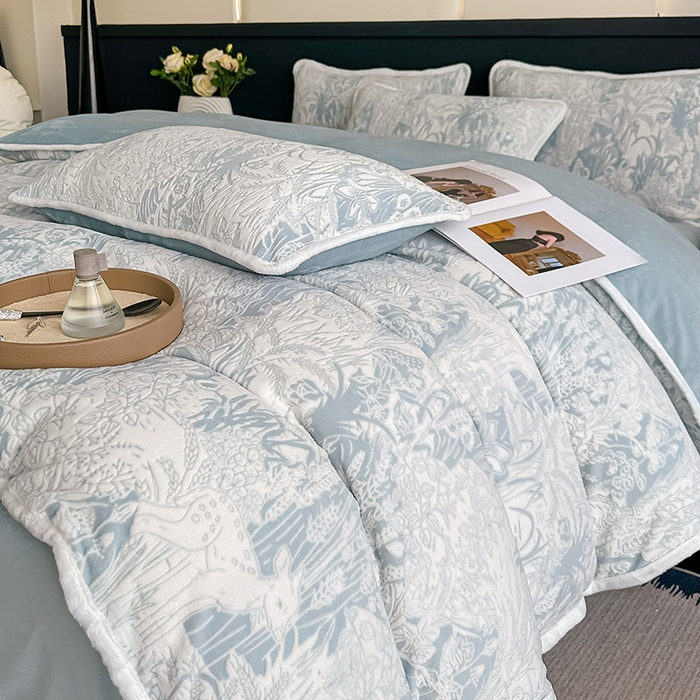 91家纺网 家纺一手货源 找家纺 莱越家纺 2025新款牛奶雕花绒四件套 田园小鹿-蓝