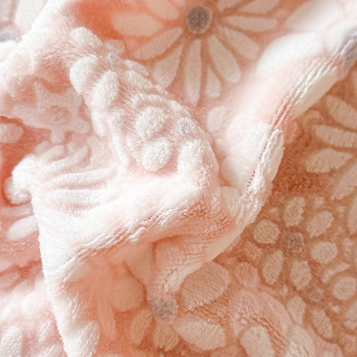 91家纺网 家纺一手货源 找家纺 莱越家纺 2025新款牛奶雕花绒四件套 小雏菊-粉玉