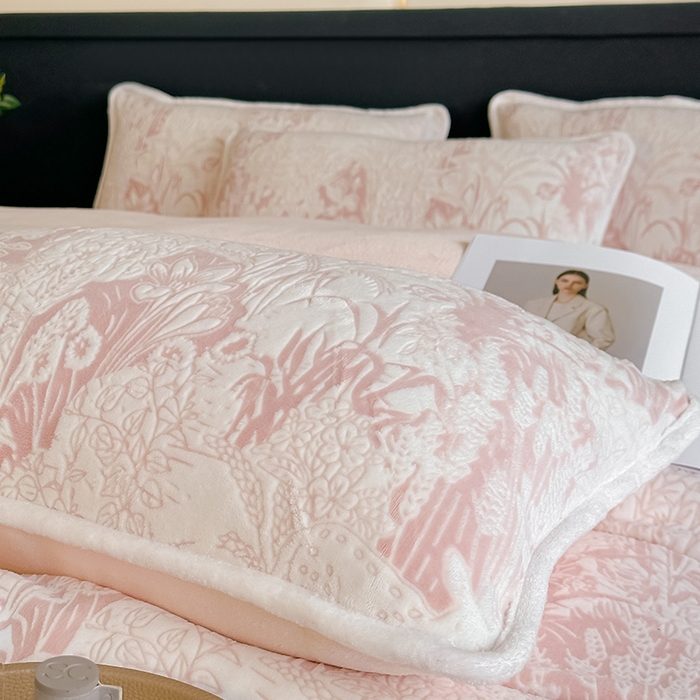 91家纺网 家纺一手货源 找家纺 莱越家纺 2025新款牛奶雕花绒四件套 田园小鹿-粉