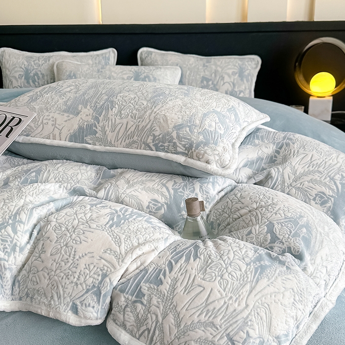 91家纺网 家纺一手货源 找家纺 莱越家纺 2025新款牛奶雕花绒四件套 田园小鹿-蓝