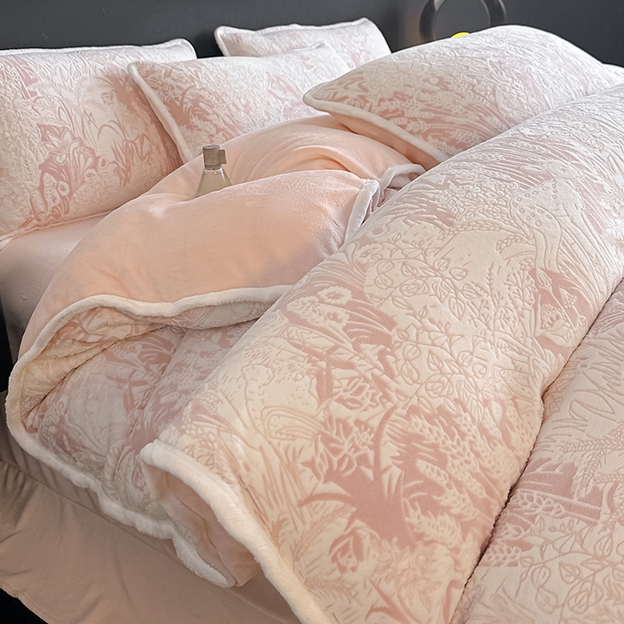 91家纺网 家纺一手货源 找家纺 莱越家纺 2025新款牛奶雕花绒四件套 田园小鹿-粉