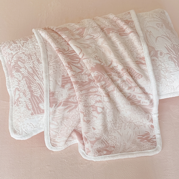 91家纺网 家纺一手货源 找家纺 莱越家纺 2025新款牛奶雕花绒四件套 田园小鹿-粉