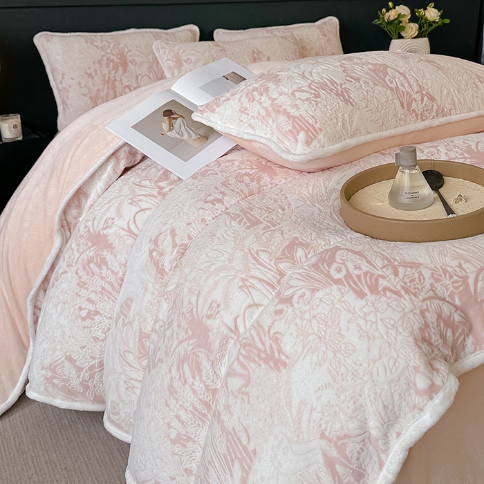 91家纺网 家纺一手货源 找家纺 莱越家纺 2025新款牛奶雕花绒四件套 田园小鹿-粉