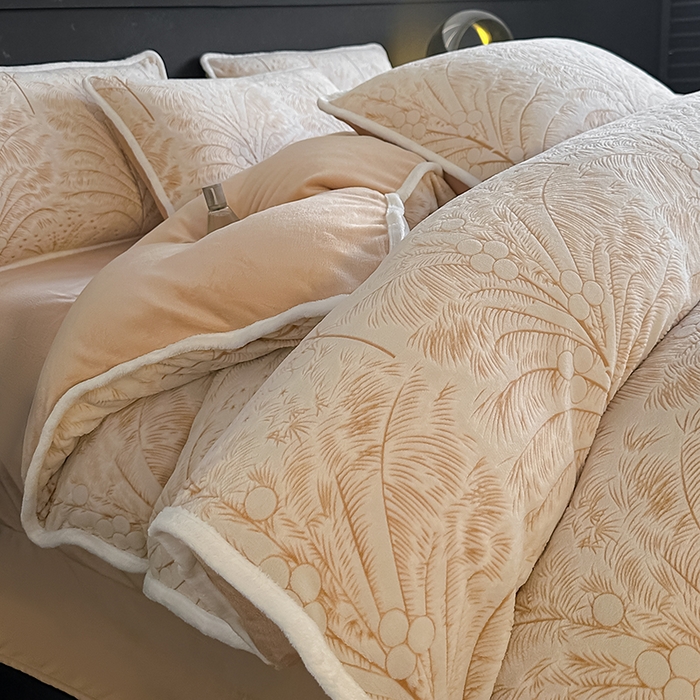 91家纺网 家纺一手货源 找家纺 莱越家纺 2025新款牛奶雕花绒四件套 椰树风情