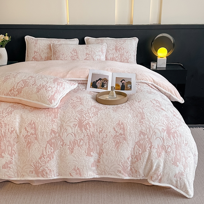 91家纺网 家纺一手货源 找家纺 莱越家纺 2025新款牛奶雕花绒四件套 田园小鹿-粉