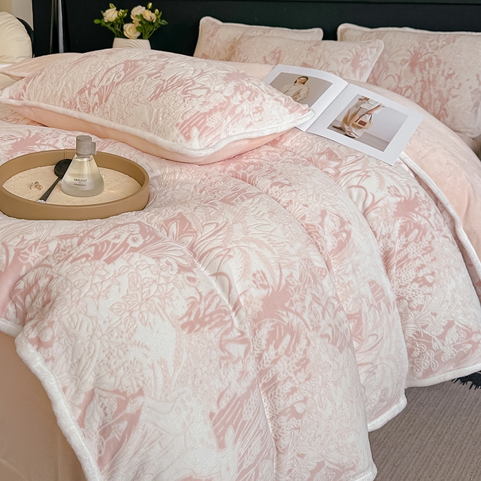 91家纺网 家纺一手货源 找家纺 莱越家纺 2025新款牛奶雕花绒四件套 田园小鹿-粉