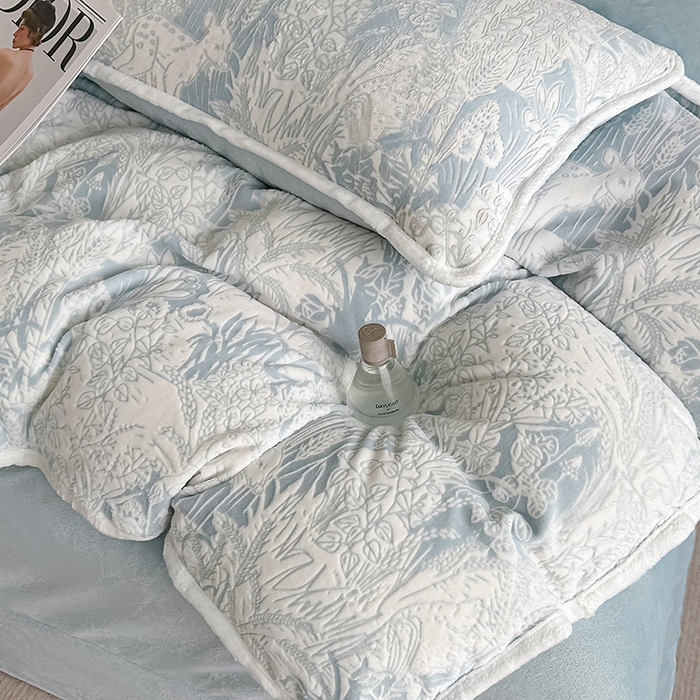 91家纺网 家纺一手货源 找家纺 莱越家纺 2025新款牛奶雕花绒四件套 田园小鹿-蓝