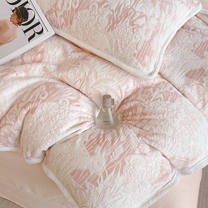 91家纺网 家纺一手货源 找家纺 莱越家纺 2025新款牛奶雕花绒四件套 田园小鹿-粉