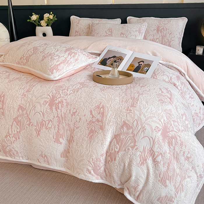 91家纺网 家纺一手货源 找家纺 莱越家纺 2025新款牛奶雕花绒四件套 田园小鹿-粉