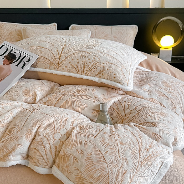 91家纺网 家纺一手货源 找家纺 莱越家纺 2025新款牛奶雕花绒四件套 椰树风情