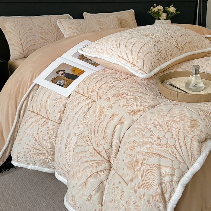 91家纺网 家纺一手货源 找家纺 莱越家纺 2025新款牛奶雕花绒四件套 椰树风情