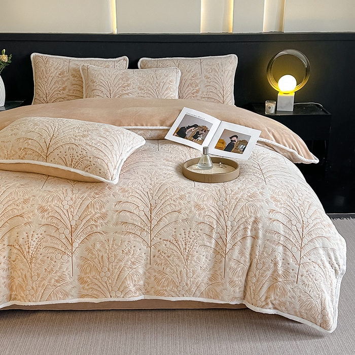 91家纺网 家纺一手货源 找家纺 莱越家纺 2025新款牛奶雕花绒四件套 椰树风情