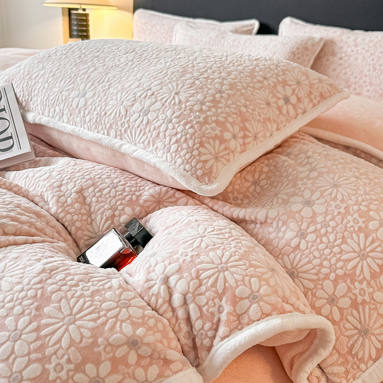 91家纺网 家纺一手货源 找家纺 莱越家纺 2025新款牛奶雕花绒四件套 小雏菊-粉玉