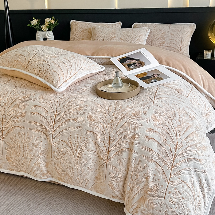 91家纺网 家纺一手货源 找家纺 莱越家纺 2025新款牛奶雕花绒四件套 椰树风情