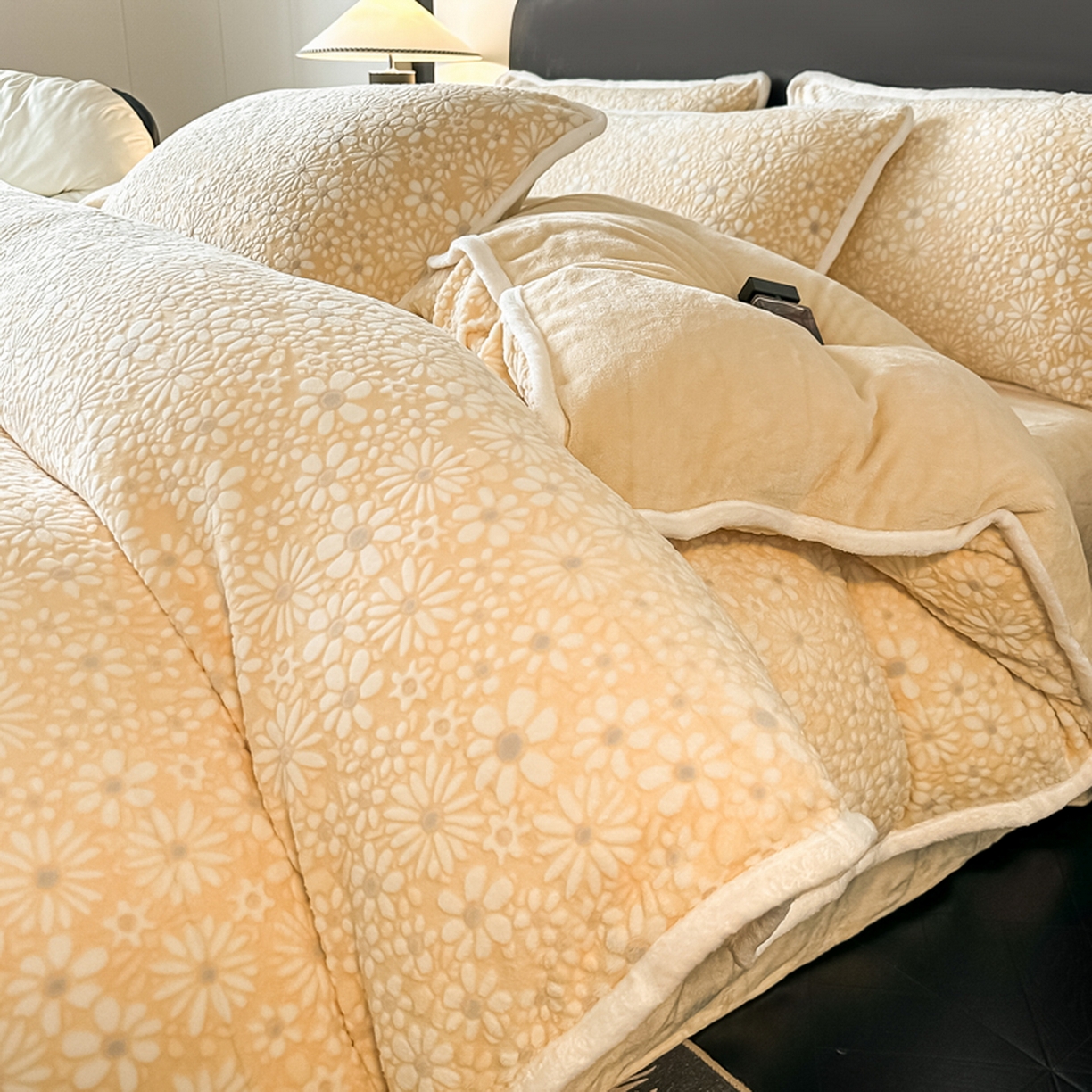 91家纺网 家纺一手货源 找家纺 莱越家纺 2025新款牛奶雕花绒四件套 小雏菊-黄