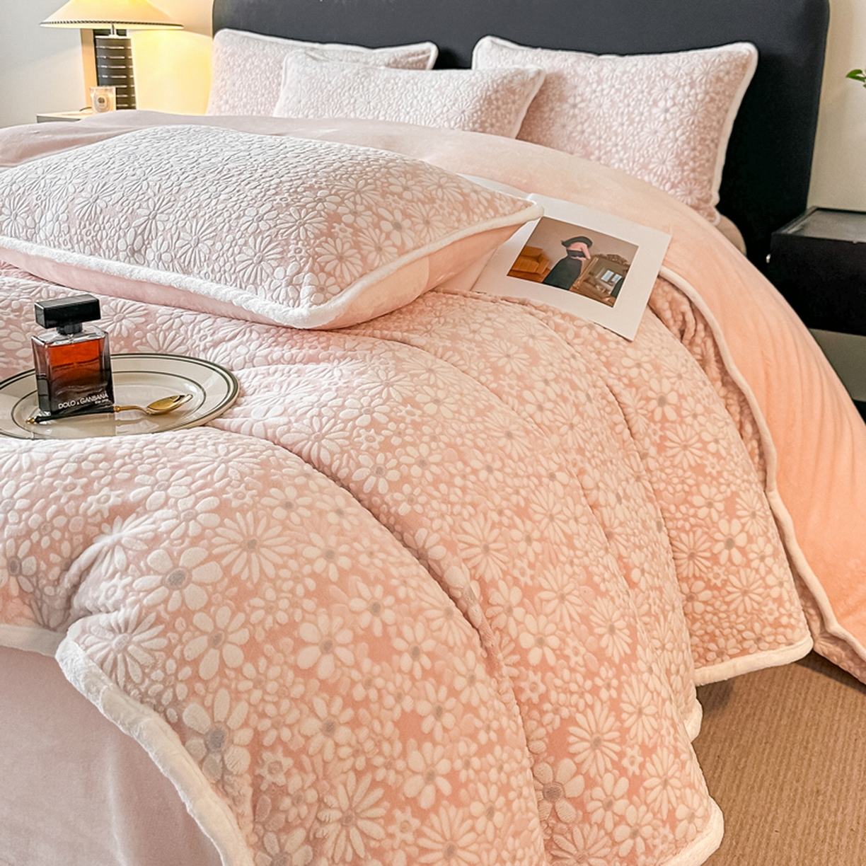 91家纺网 家纺一手货源 找家纺 莱越家纺 2025新款牛奶雕花绒四件套 小雏菊-粉玉