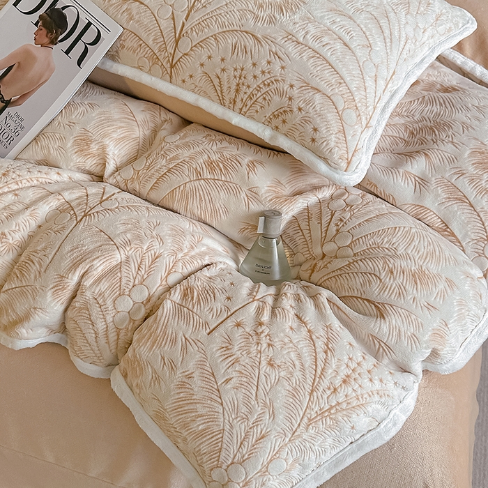 91家纺网 家纺一手货源 找家纺 莱越家纺 2025新款牛奶雕花绒四件套 椰树风情