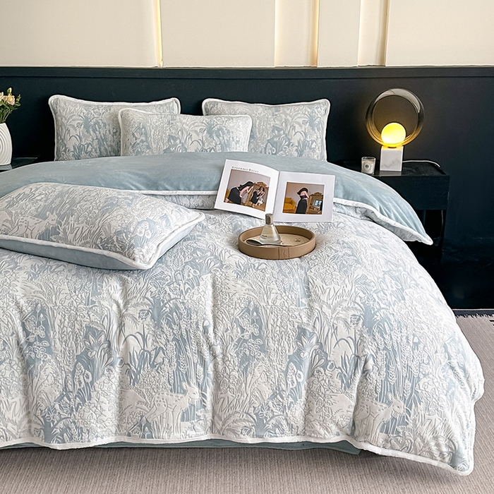 91家纺网 家纺一手货源 找家纺 莱越家纺 2025新款牛奶雕花绒四件套 田园小鹿-蓝