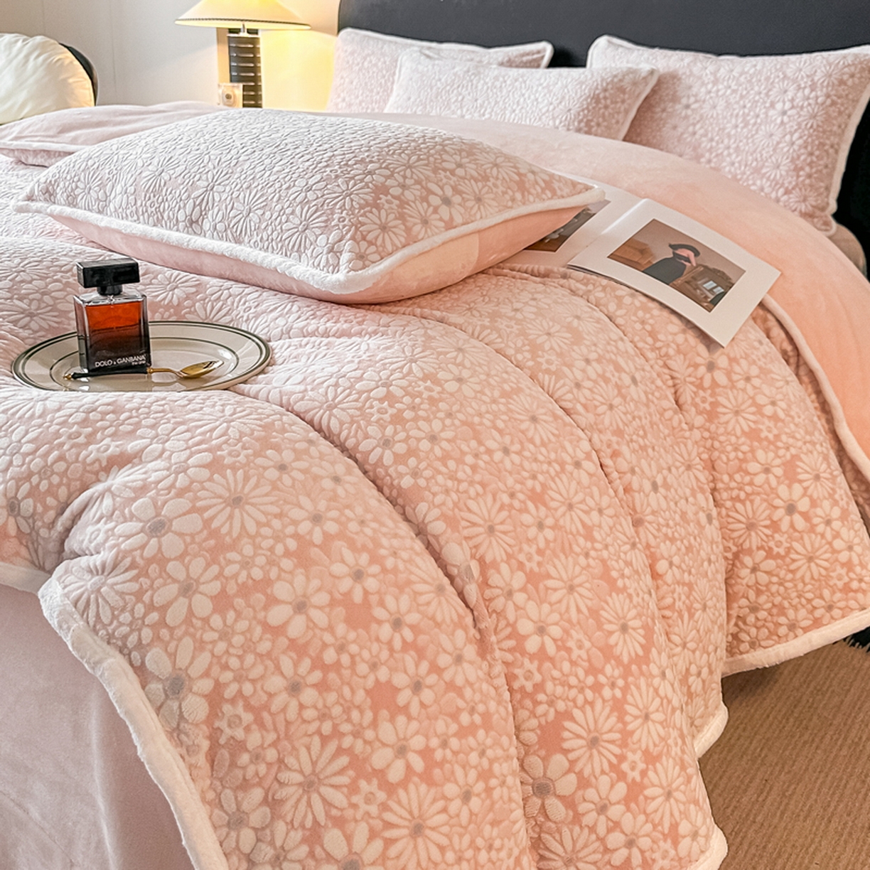 91家纺网 家纺一手货源 找家纺 莱越家纺 2025新款牛奶雕花绒四件套 小雏菊-粉玉