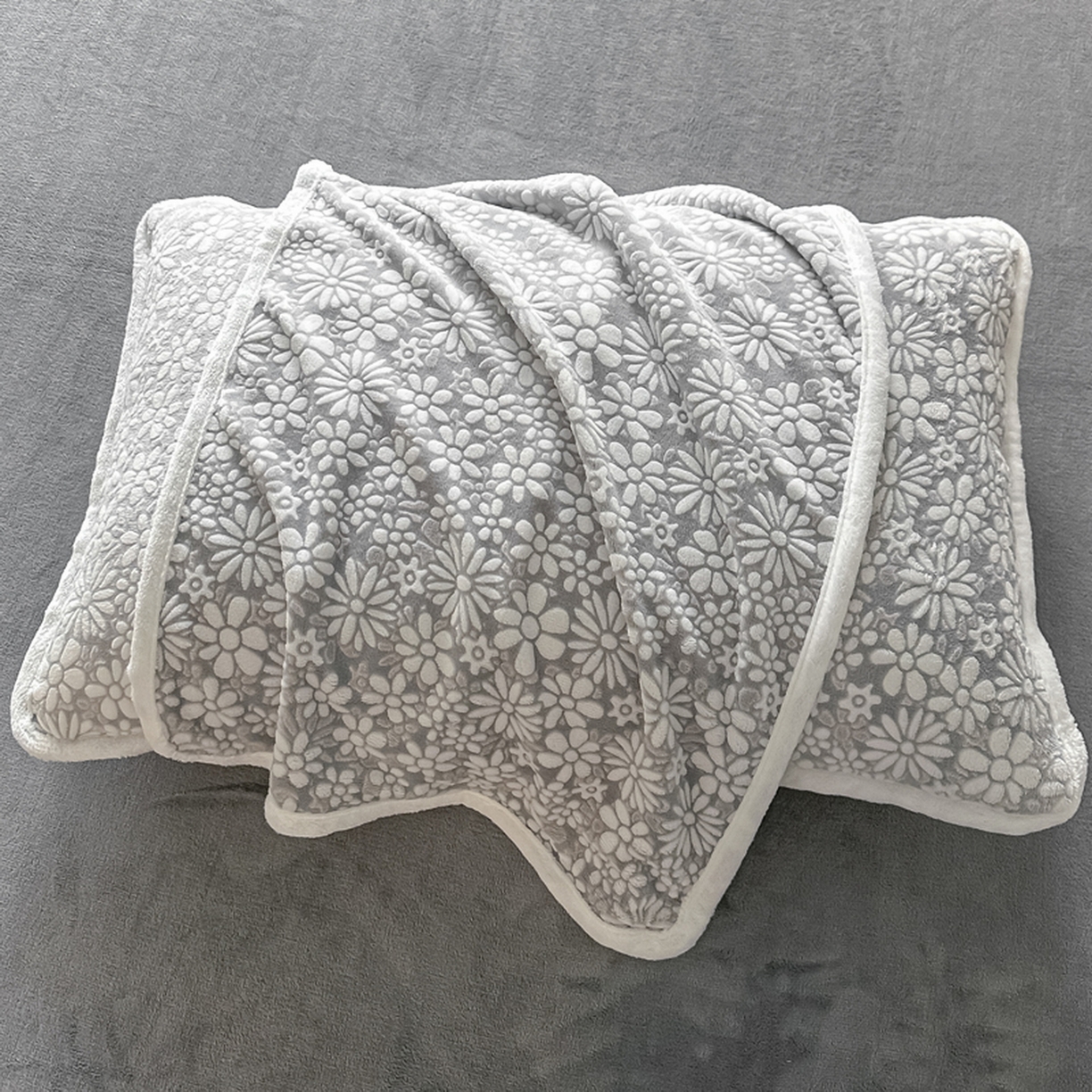 91家纺网 家纺一手货源 找家纺 莱越家纺 2025新款牛奶雕花绒四件套 小雏菊-灰