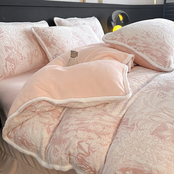 91家纺网 家纺一手货源 找家纺 莱越家纺 2025新款牛奶雕花绒四件套 田园小鹿-粉