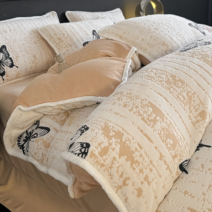 91家纺网 家纺一手货源 找家纺 莱越家纺 2025新款牛奶雕花绒四件套 蝴蝶梦