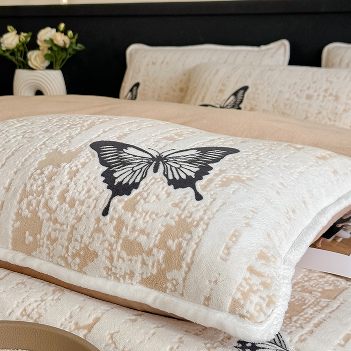 91家纺网 家纺一手货源 找家纺 莱越家纺 2025新款牛奶雕花绒四件套 蝴蝶梦