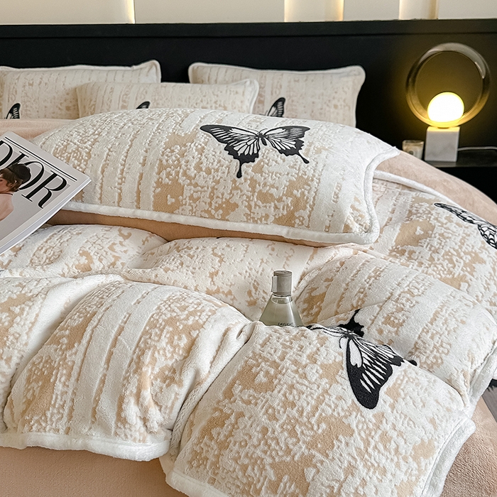 91家纺网 家纺一手货源 找家纺 莱越家纺 2025新款牛奶雕花绒四件套 蝴蝶梦