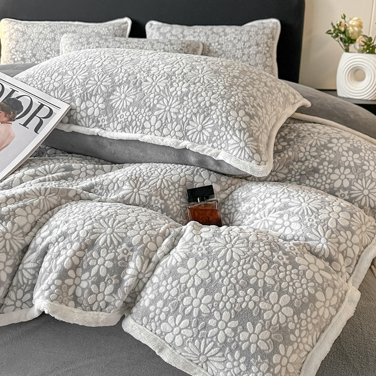 91家纺网 家纺一手货源 找家纺 莱越家纺 2025新款牛奶雕花绒四件套 小雏菊-灰