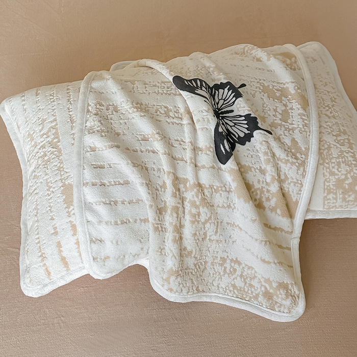 91家纺网 家纺一手货源 找家纺 莱越家纺 2025新款牛奶雕花绒四件套 蝴蝶梦