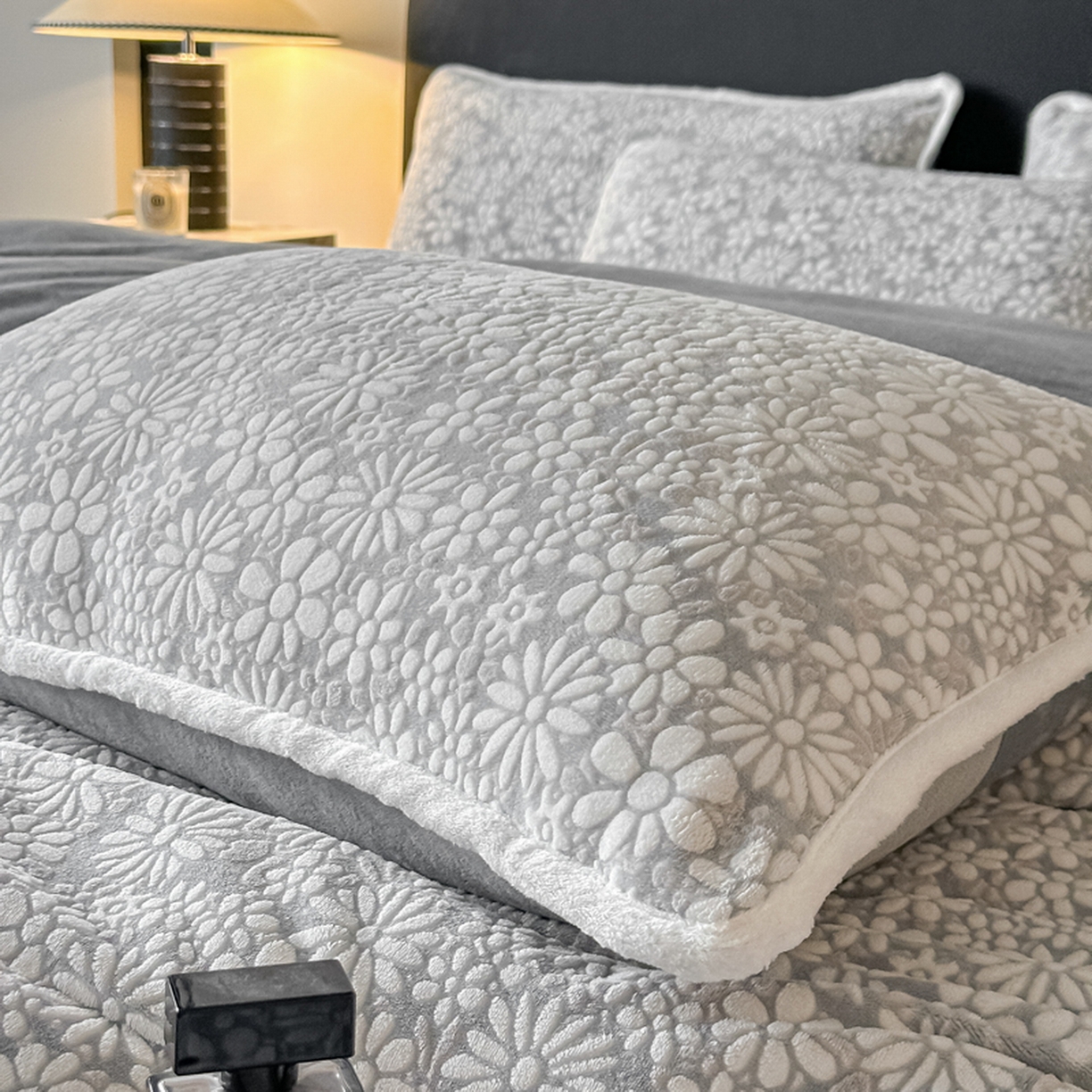 91家纺网 家纺一手货源 找家纺 莱越家纺 2025新款牛奶雕花绒四件套 小雏菊-灰