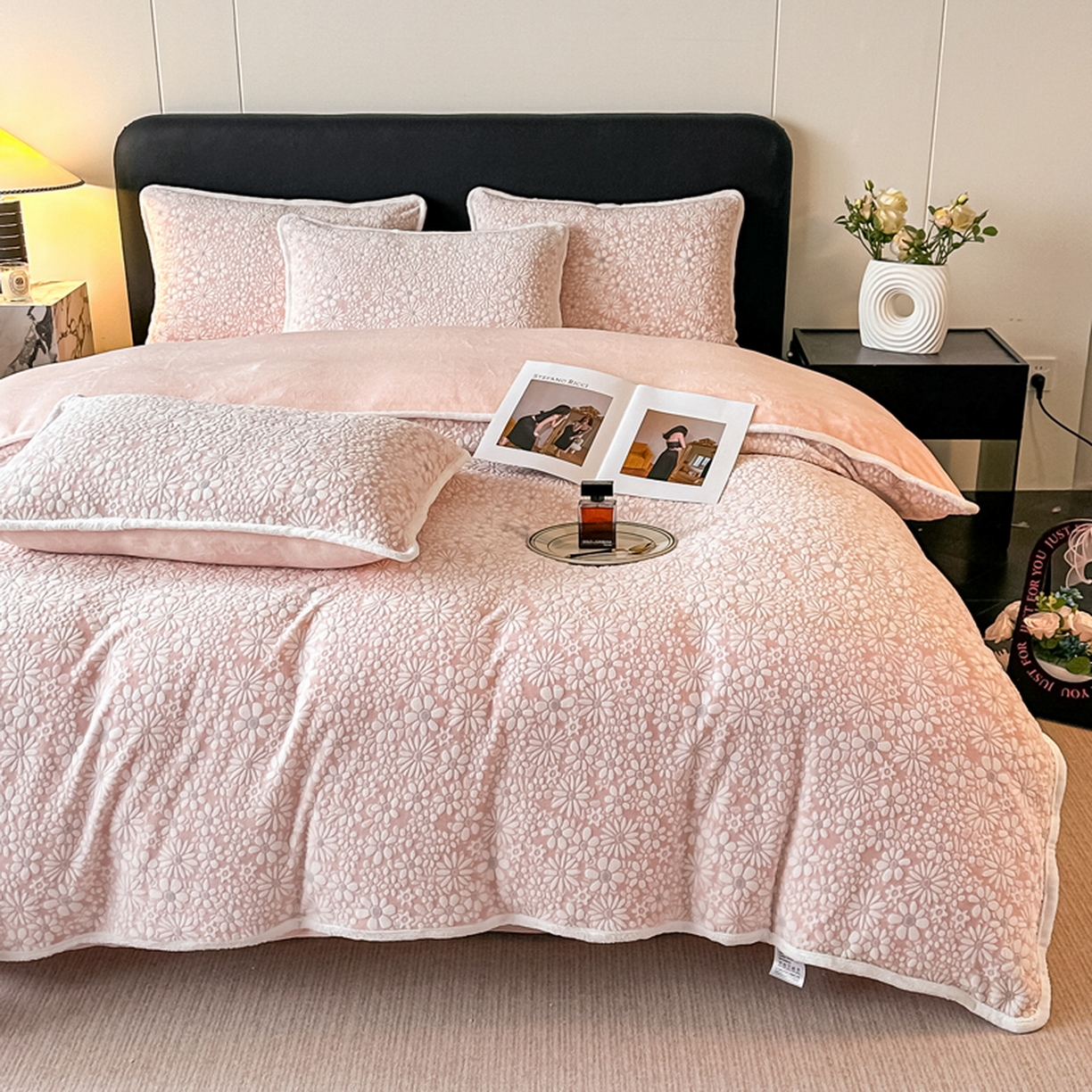 91家纺网 家纺一手货源 找家纺 莱越家纺 2025新款牛奶雕花绒四件套 小雏菊-粉玉