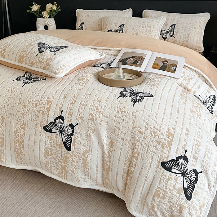 91家纺网 家纺一手货源 找家纺 莱越家纺 2025新款牛奶雕花绒四件套 蝴蝶梦