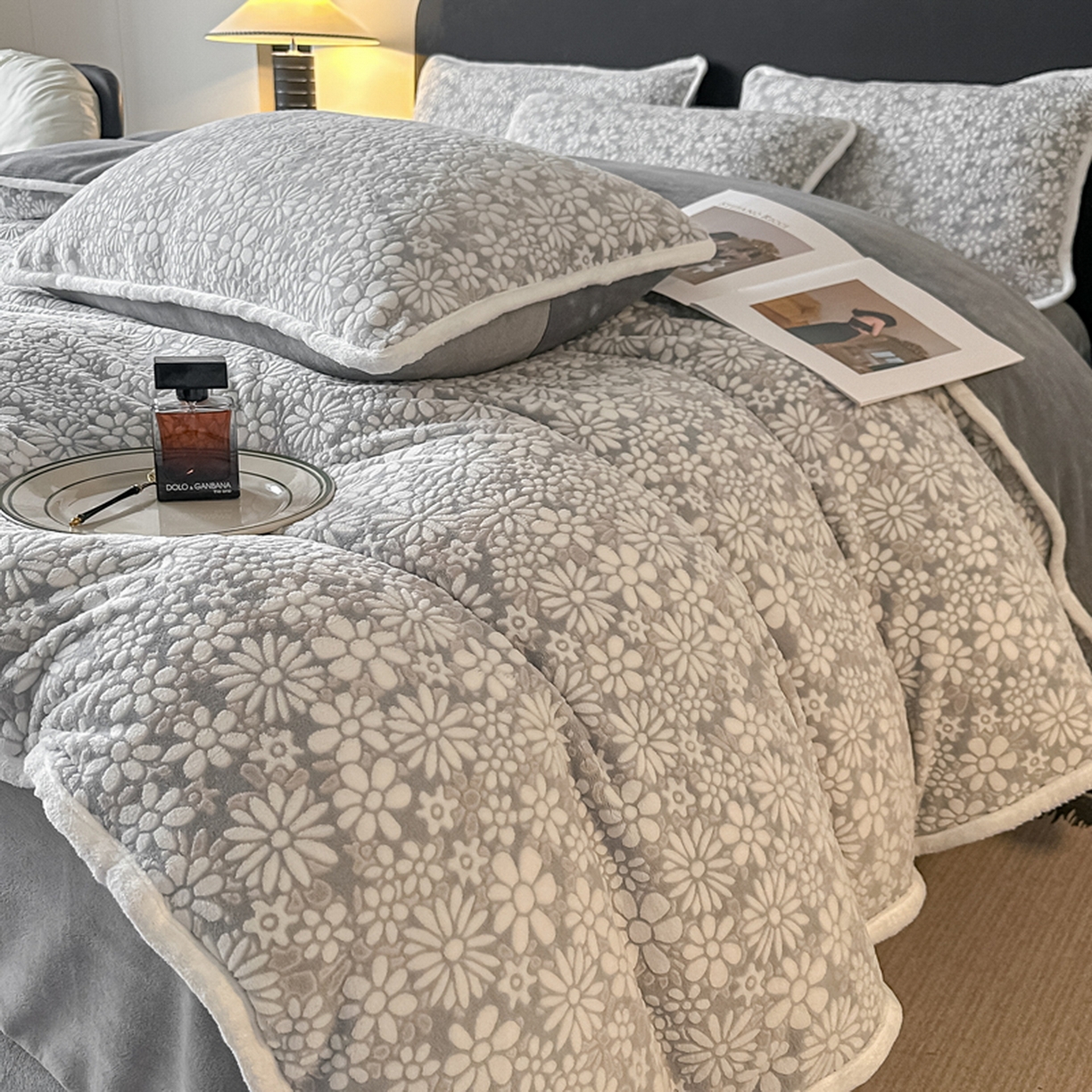 91家纺网 家纺一手货源 找家纺 莱越家纺 2025新款牛奶雕花绒四件套 小雏菊-灰