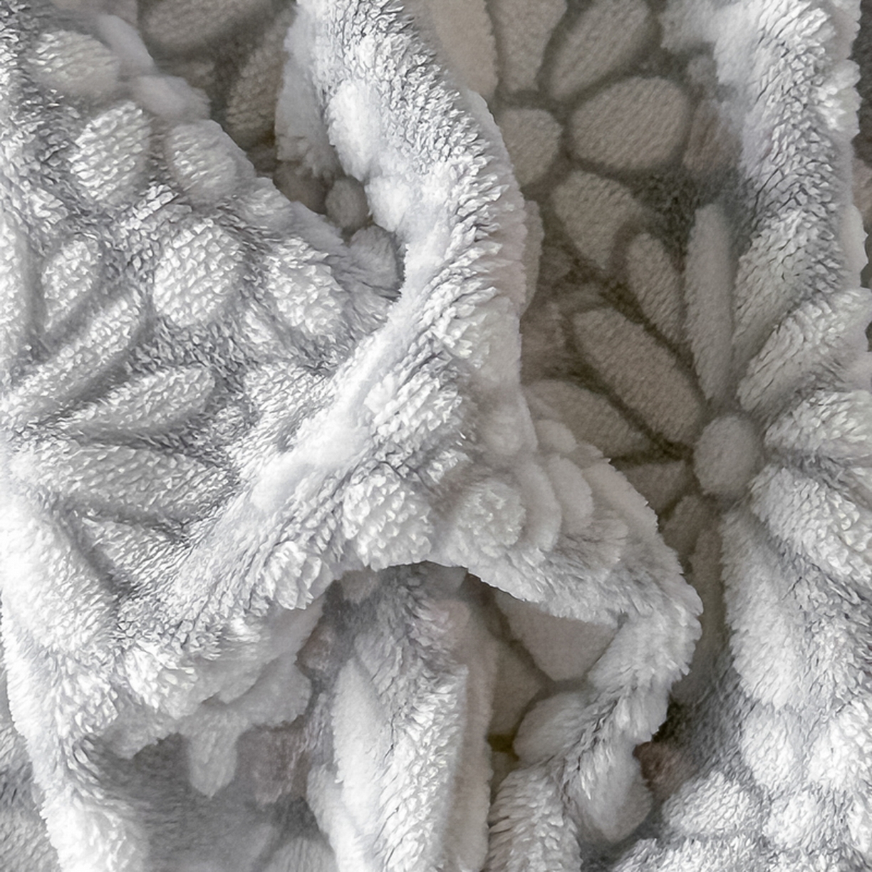 91家纺网 家纺一手货源 找家纺 莱越家纺 2025新款牛奶雕花绒四件套 小雏菊-灰