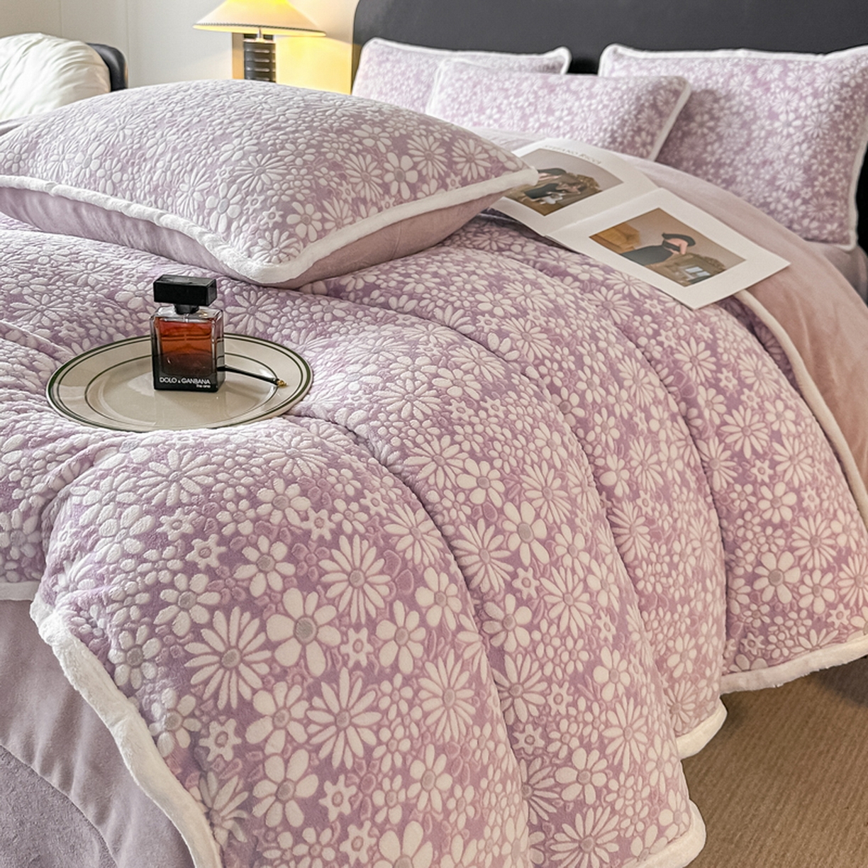 91家纺网 家纺一手货源 找家纺 莱越家纺 2025新款牛奶雕花绒四件套 小雏菊-紫