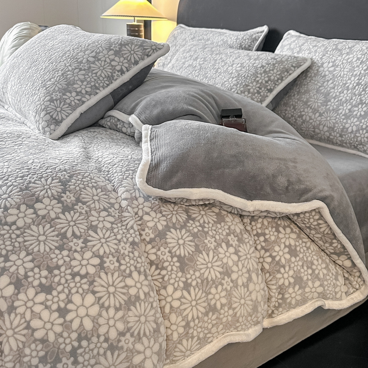 91家纺网 家纺一手货源 找家纺 莱越家纺 2025新款牛奶雕花绒四件套 小雏菊-灰