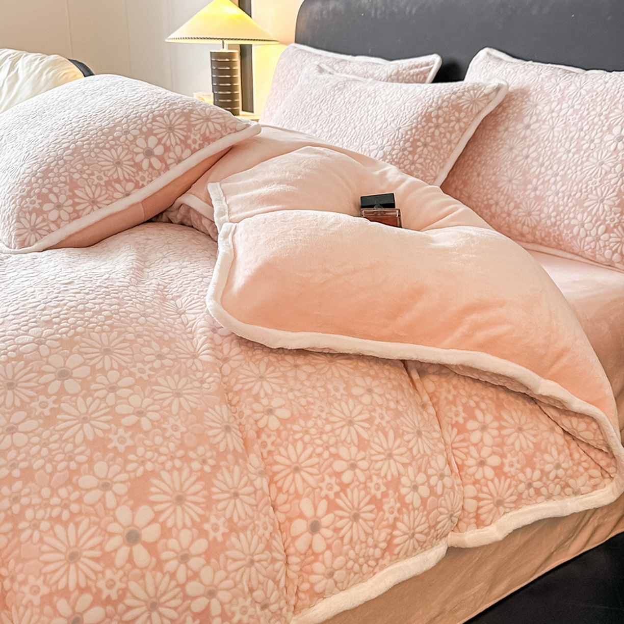 91家纺网 家纺一手货源 找家纺 莱越家纺 2025新款牛奶雕花绒四件套 小雏菊-粉玉