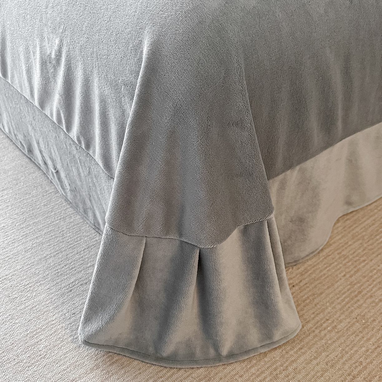 91家纺网 家纺一手货源 找家纺 莱越家纺 2025新款牛奶雕花绒四件套 小雏菊-灰