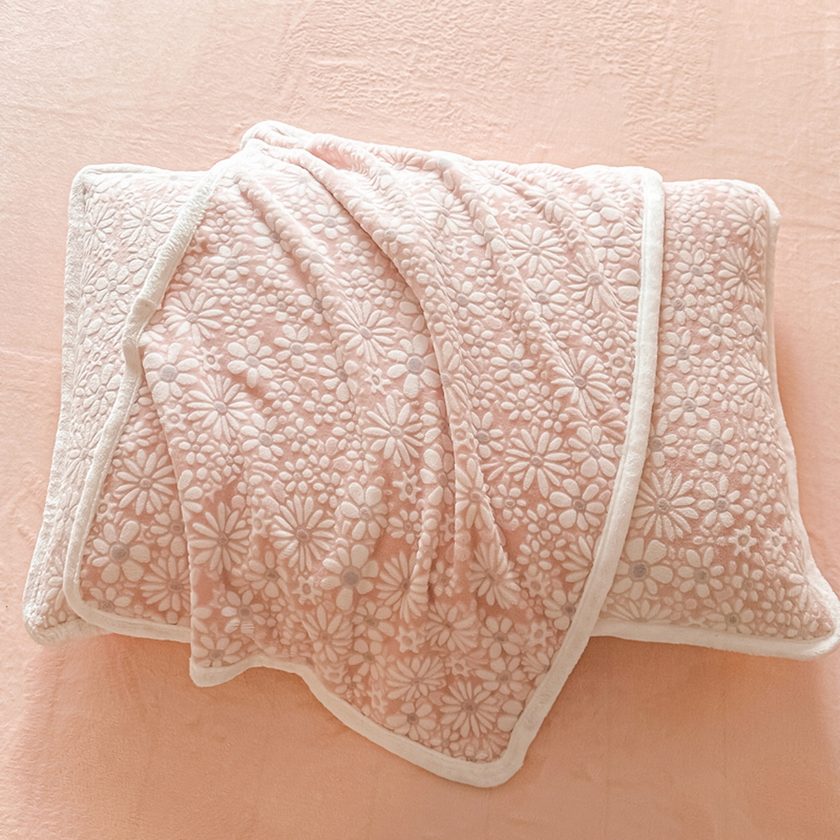 91家纺网 家纺一手货源 找家纺 莱越家纺 2025新款牛奶雕花绒四件套 小雏菊-粉玉