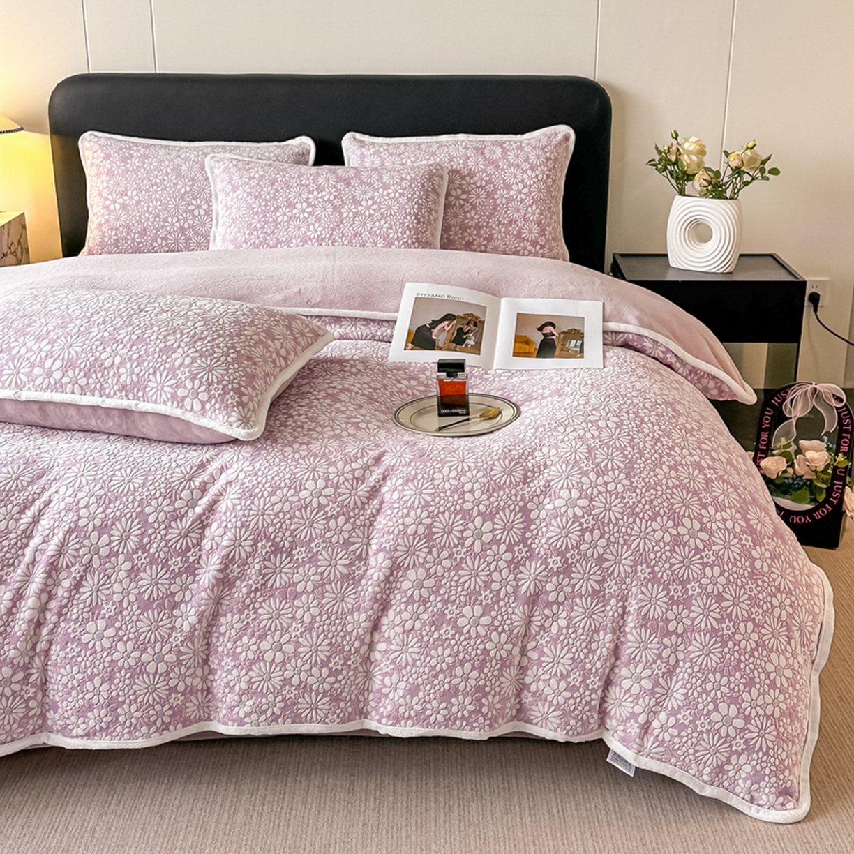 91家纺网 家纺一手货源 找家纺 莱越家纺 2025新款牛奶雕花绒四件套 小雏菊-紫