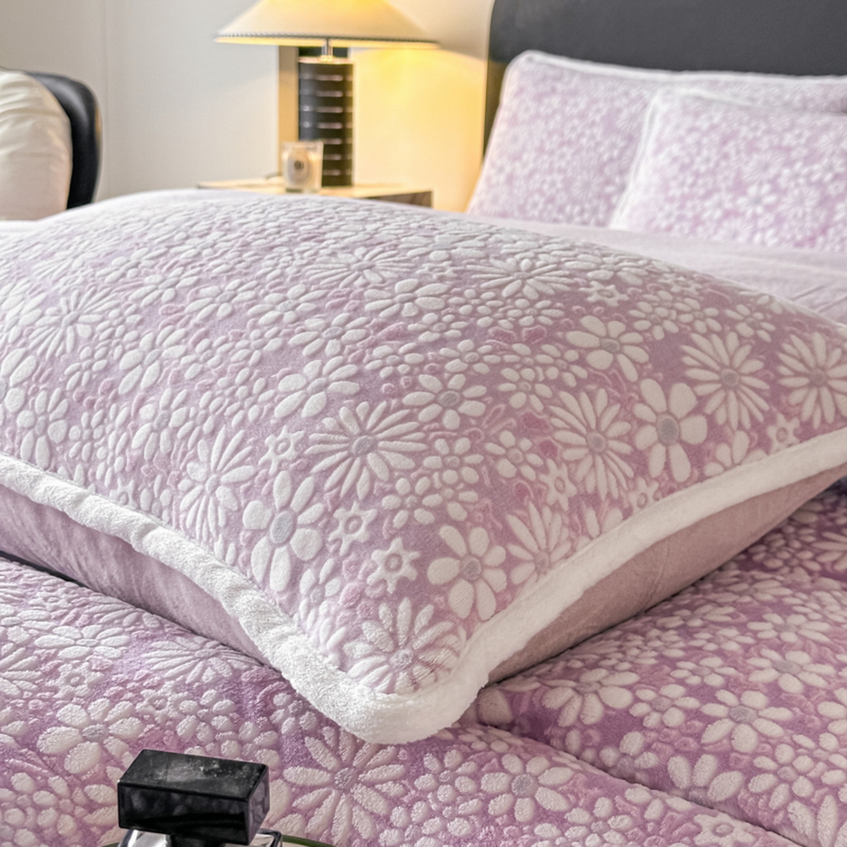 91家纺网 家纺一手货源 找家纺 莱越家纺 2025新款牛奶雕花绒四件套 小雏菊-紫