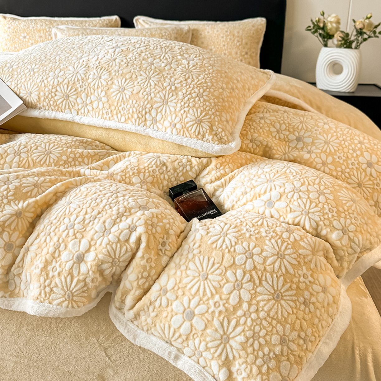 91家纺网 家纺一手货源 找家纺 莱越家纺 2025新款牛奶雕花绒四件套 小雏菊-黄