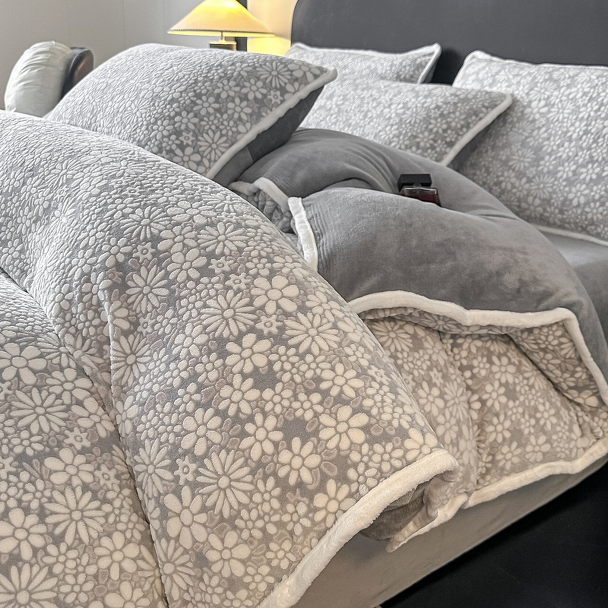 91家纺网 家纺一手货源 找家纺 莱越家纺 2025新款牛奶雕花绒四件套 小雏菊-灰